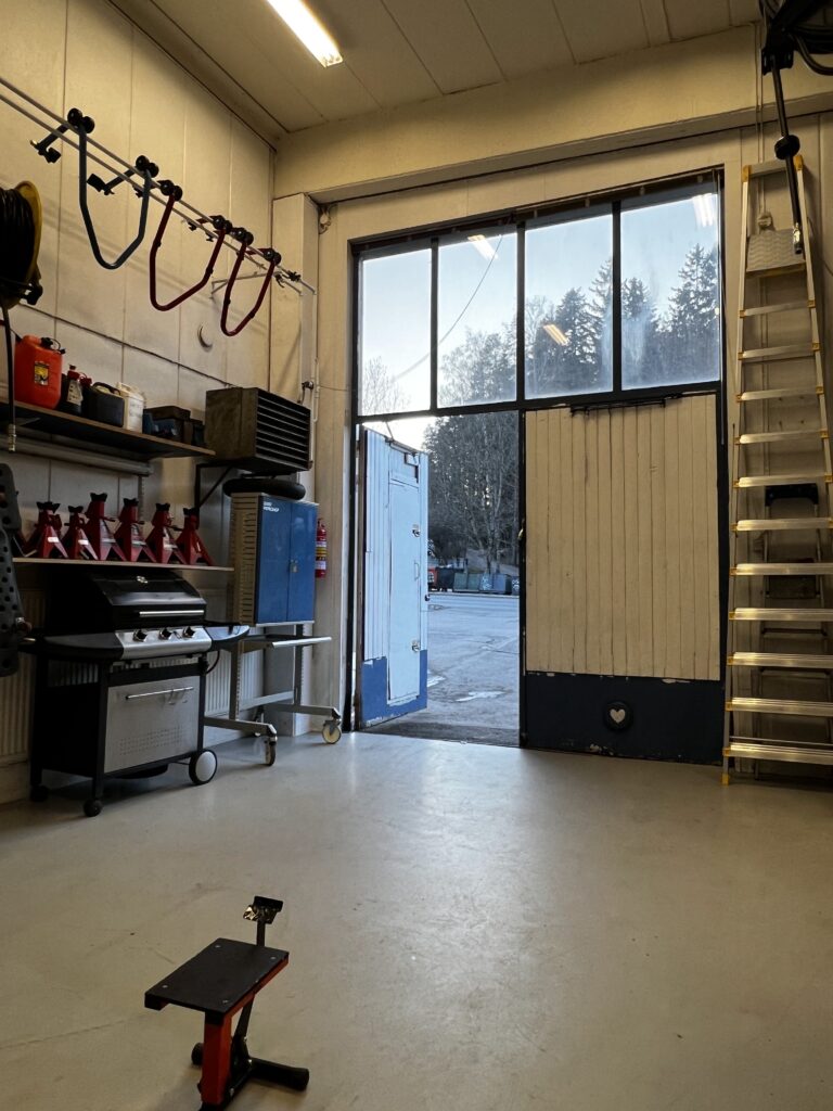 Korjaamotila jonka ovesta näkyy ulos kadulle