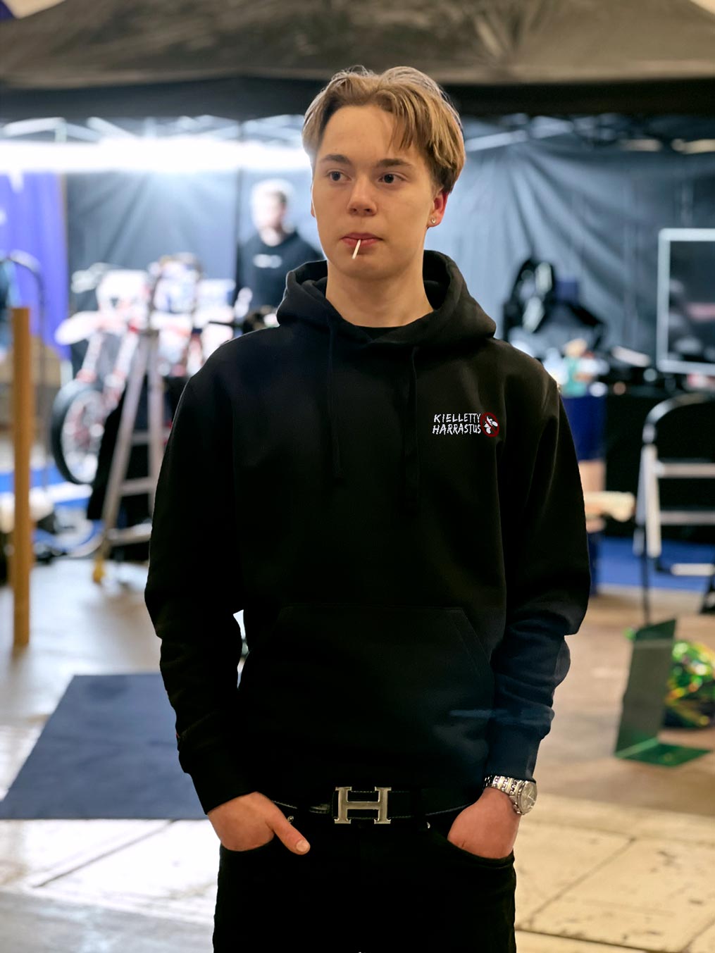 Kielletty harrastus 2026 -huppari - Image 3